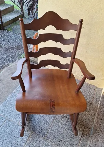 ANTIGA CADEIRA DE BALANÇO EM MADEIRA DE LOURO MÓVEIS CIMO, ANTIGUIDADE, RELÍQUIA.
