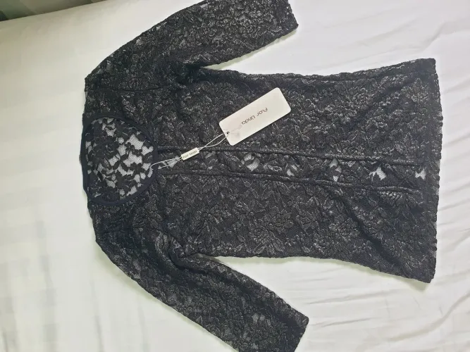 Blusa nova com etiqueta em renda preta com fendas P