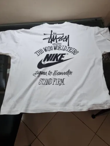 Camiseta nike x stussy wide wolrd tribe branca