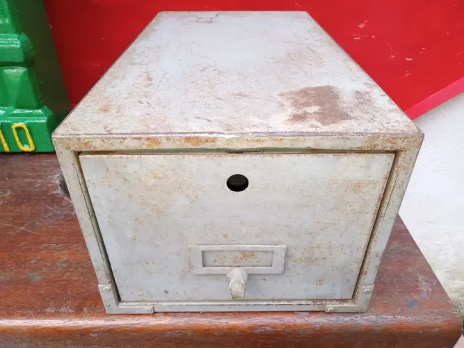 Gaveteiro de ferro antigo