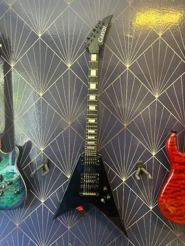 Guitarra Carvin Ultra V com case e captação Seymour Duncan