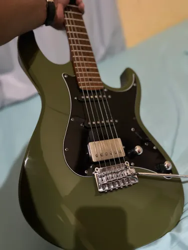Vendo esta guitarra incrível strato