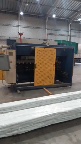 DOBRADEIRA HIDRÁULICA CNC NGP CB-8330 À VENDA 