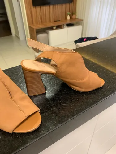 Sandália caramelo salto grosso e número 37