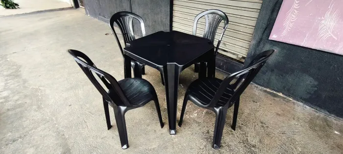 Jogo de mesa e cadeiras de plástico preto! Cadeira que contém borrachas nos pés