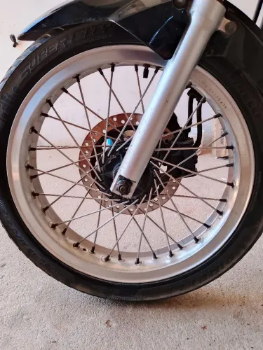 Par jante virpe com os pneus 