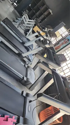 VENDO ACADEMIA COMPLETA