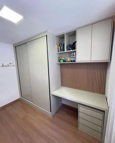 Armário com escrivaninha e prateleiras