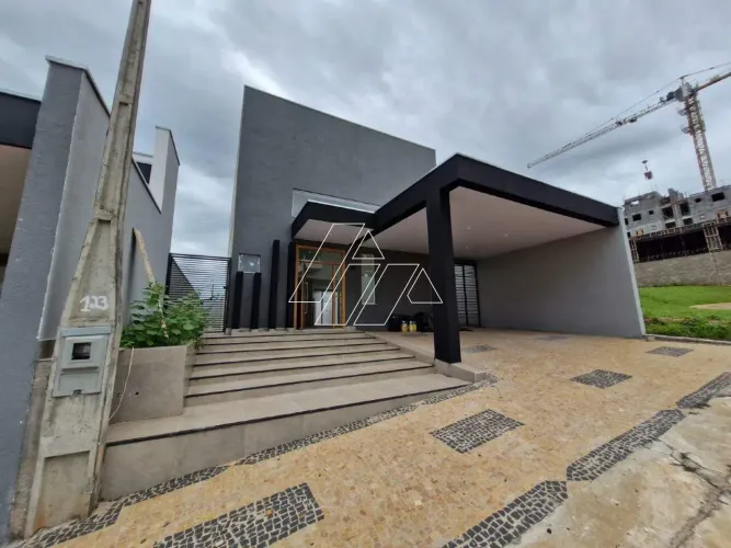 Casa à para locação no Condomínio Recanto das Esmeraldas I 4 suítes e 2 vagas de garagem