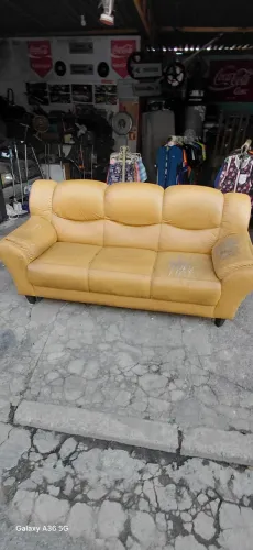 Sofá de couro em bom estado entrego tb