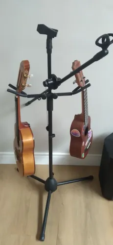 Cavaquinho e Ukulele com pedestal para microfone e suporte para os intrumentos
