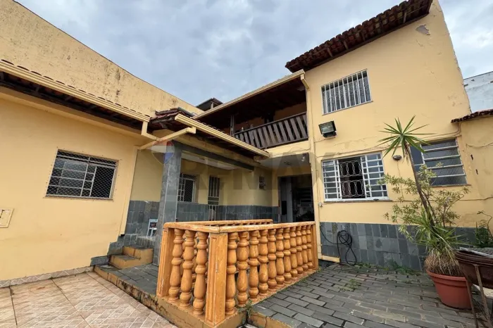 Casa comercial | 198m² | com kitnet e 3 lojas | 1 vaga | Bairro Santa Rosa