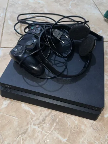 Ps4 1TB Semi novo muito conservado 2 controles originais 4 jogos inclui fifa25