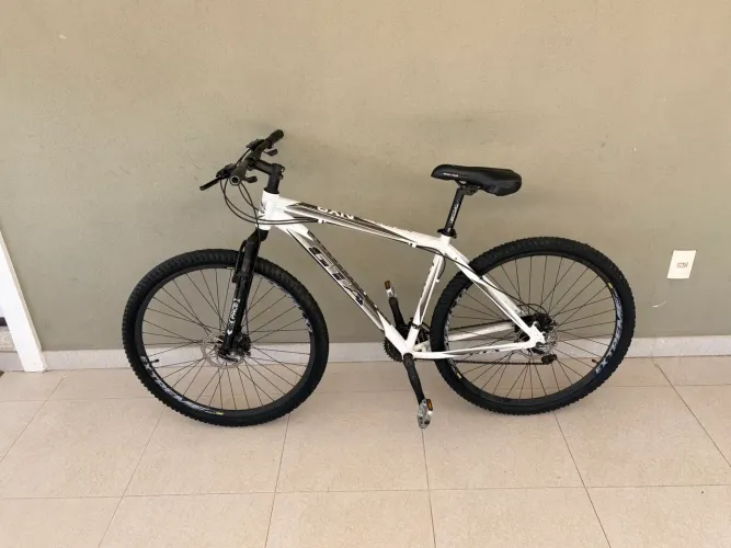 Bicicleta GTA Aro 29 - Quadro de Alumínio e Câmbio Shimano.