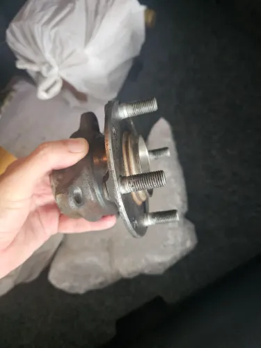 Cubos dianteiros e porcas aro 16
