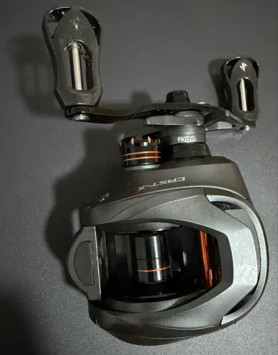 Carretilha de Pesca, Seasir Cast-XZ 7 rolamentos cor cinza-escuro lado Esquerdo.