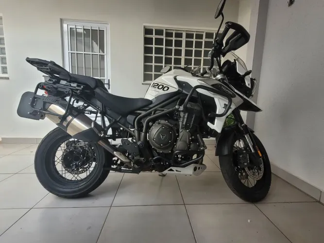 Moto muito conservada, muito pouco usada.
