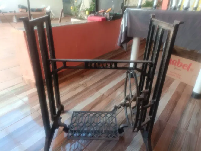 vende se pé de máquina de costura 