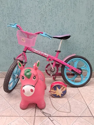 Vendo bicicleta Caloi- barbie, aro 16 e gratis um burrinho e uma bolsinha!!