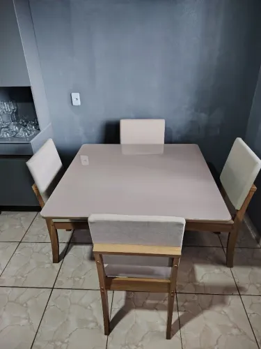 Sala de janta de quatro lugares..