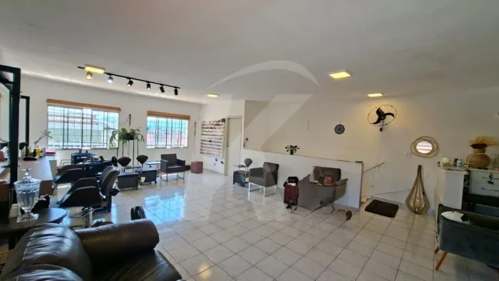 Salão comercial com banheiro e 1 vaga de garagem.