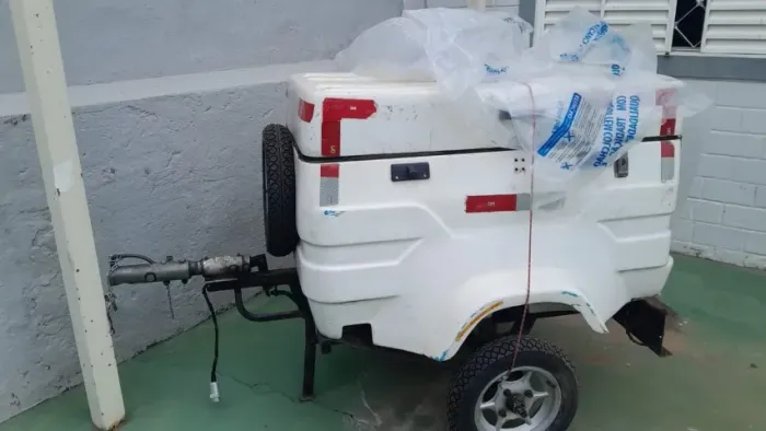 CARRETINHA TIPO BAÚ A REBOQUE