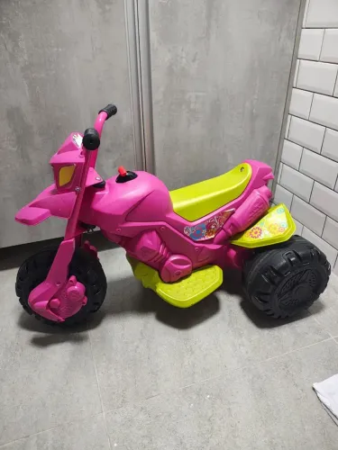 Moto Elétrica Infantil Bandeirante XT3 Fashion 6V na cor rosa.