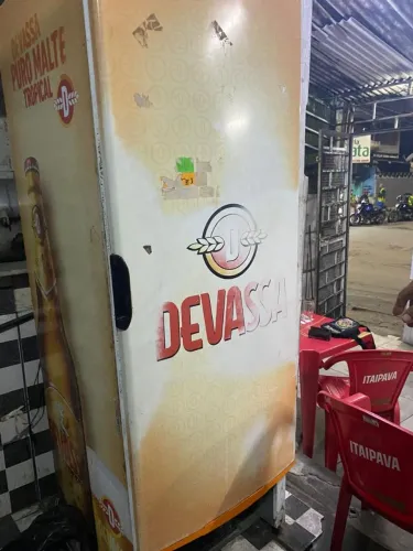 Vendo freezer para bebida gelando muito