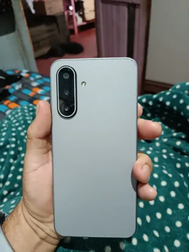 Celular A17 de 256 gigas, contém um trinco na lateral direita do celular, não interfere 