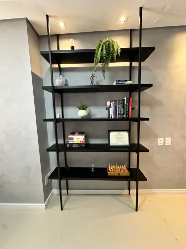 Vendo estante preta resistente