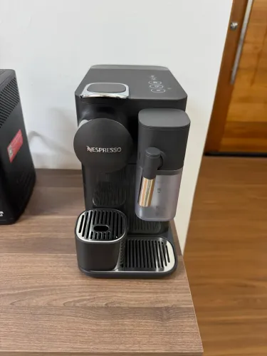Vendo Máquina de Café Nespresso Lattissima One Preta