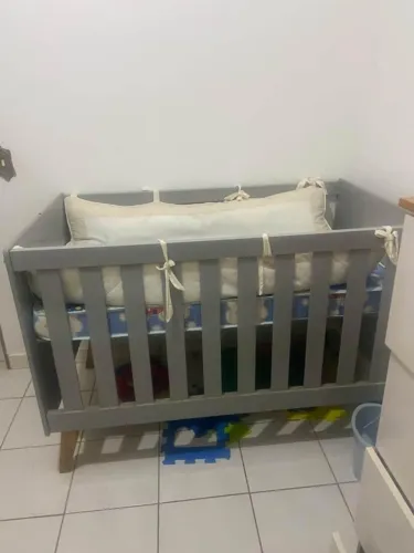 BERÇO NA COR CINZA PE# DE NADEIRA CLASSICO
