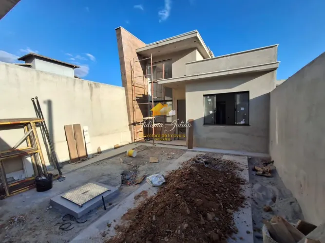 CASA LINEAR 2 QUARTOS SENDO 1 SUÍTE A VENDA NO BAIRRO EXTENSÃO DO BOSQUE EM RIO DAS OSTRAS