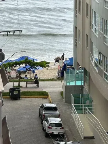locação de verão, 3 suítes e 2 vagas na quadra do mar, em Meia Praia - Itapema - SC