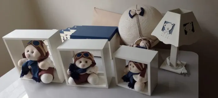 Conjunto de quarto : lustre+abajur+caixa de farmácia+3 quadros do urso aviador+caixa aces.