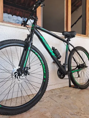 Bicicleta aro 29 seminova ( aproximadamente 10 usos)
