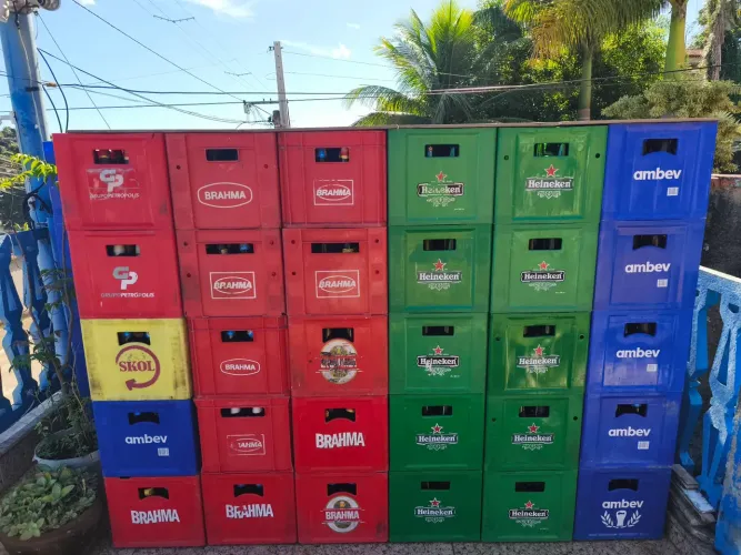 Caixas e vasilhames de cervejas no total de 65!! 