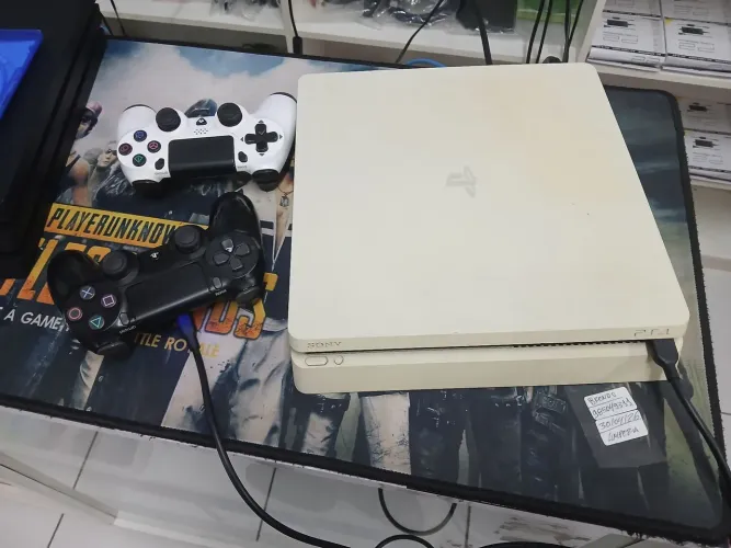 PS4 SLIM 500 GB COM DOIS CONTROLES 