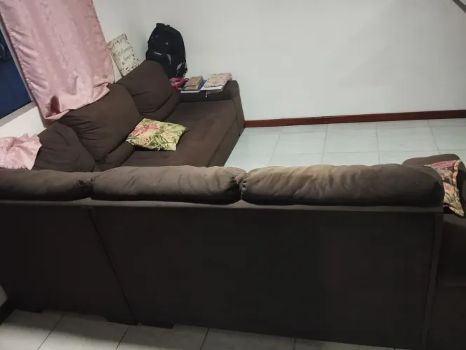 Sofá em L, muito confortável.