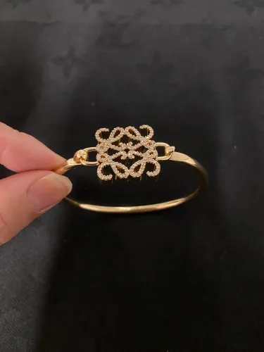 Pulseira primeira linha loewe dourada com pedras brancas 