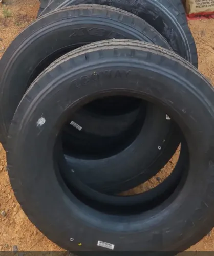 Duas unidades pneu XBRI 215/75 17.5 NOVO