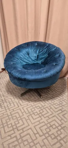 IMPERDÍVEL Poltrona redonda giratória em veludo azul - R$ 650