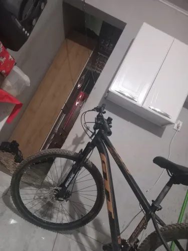 Vende-se uma bicicleta aro 29 GTI COM NOTA FISCAL 1 MES luDE USO 1000 porque eu comprei pr
