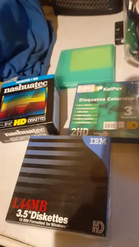 LACRADO - Caixa de disquetes IBM + disquetes de outras marcas