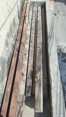 Vendo perna de três para telhado massaranduba 