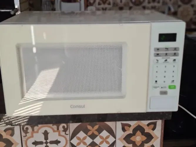 micro ondas consul em exelente estado de conservaçao quase novo branco de 