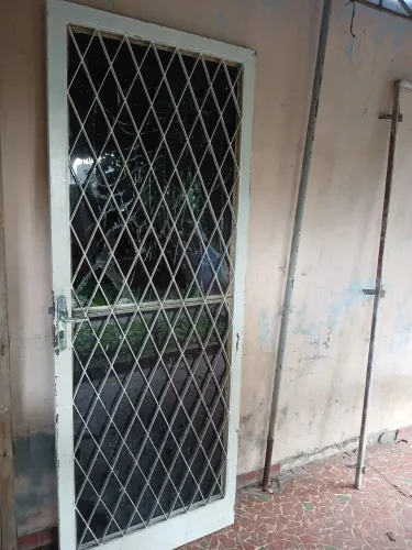 Vendo porta de ferro super forte. Vai com o portal. * R$ 450,00