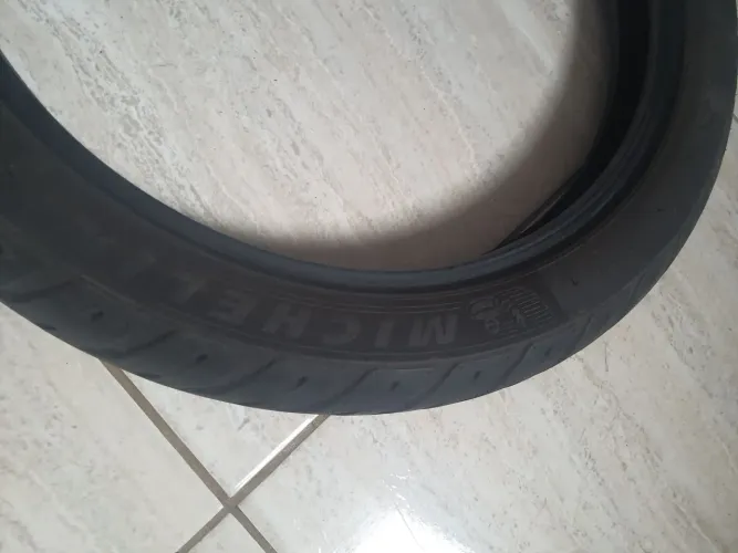Pneu traseiro original Factor