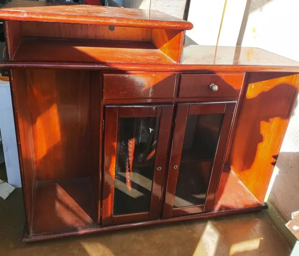 Móvel de Madeira Maciça Estilo Retrô - Buffet/Rack com Detalhes em Vidro
