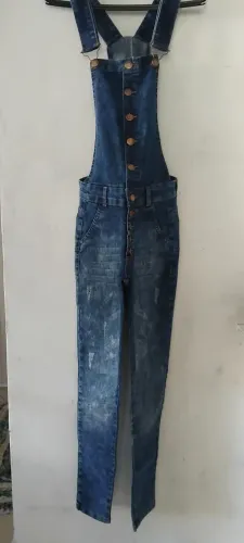 Vende se uma Jardineira jeans 